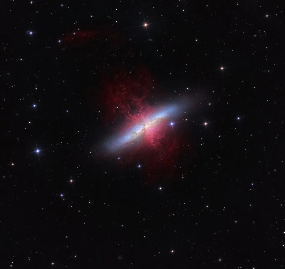 4 de julio de 2013: M82, una Galaxia con Brote Estelar y un Superviento