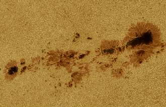 Grandes Manchas Solares cruzando el Sol ahora mismo